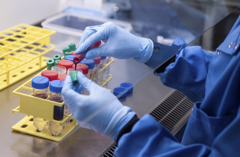 牛津大學與阿斯利康合作研發的疫苗臨床試驗已重新恢復。AP資料圖片