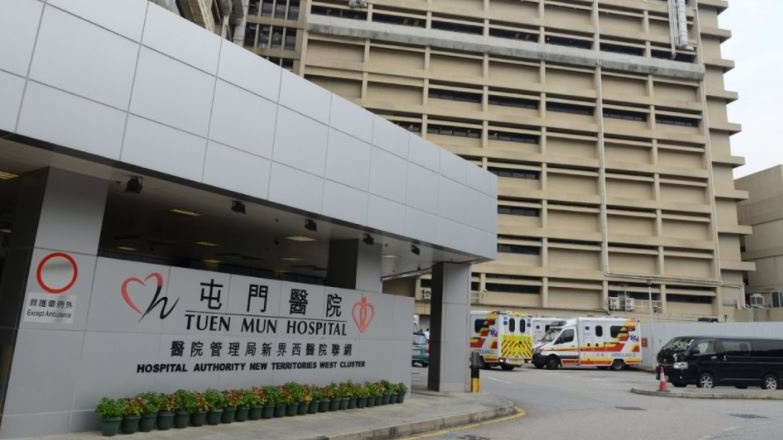 女事主被送往屯門醫院治理。