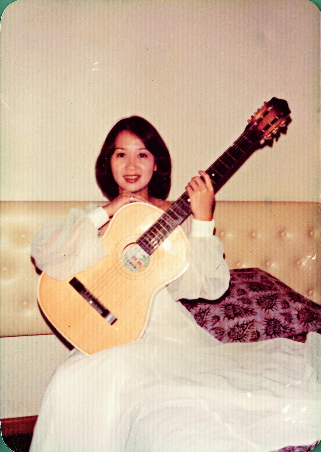 朱咪咪在13歲開始已經跟着家姐於新加坡酒廊唱歌。