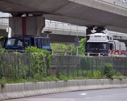 水炮車等出動。