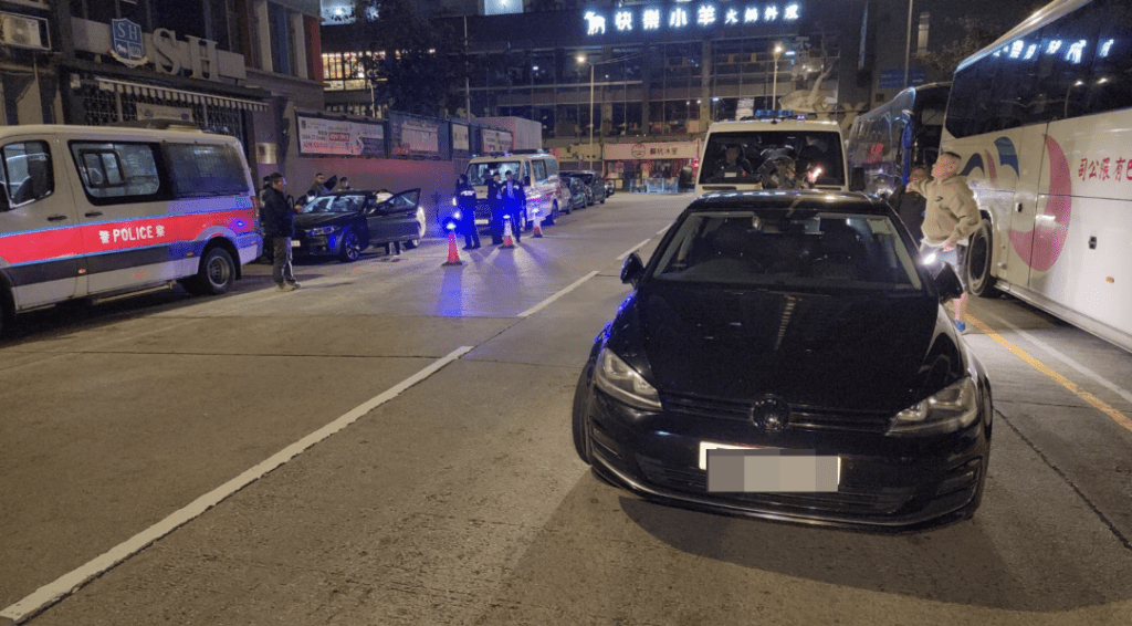 警員在靠近豉油街路障再截停一輛福士私家車，拘捕無牌駕駛男司機和正被通緝的男乘客。黎志偉攝