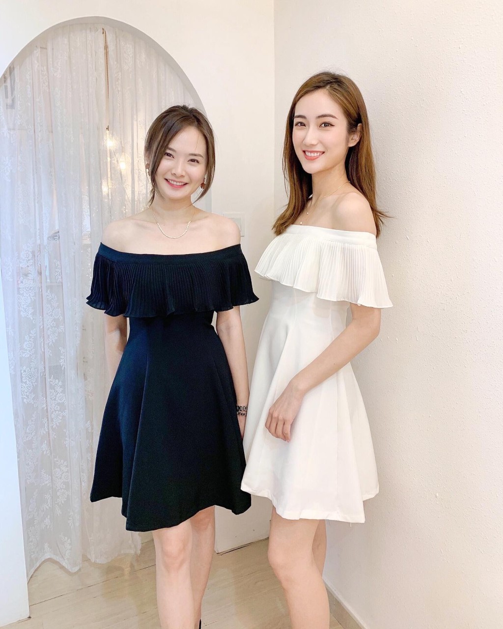 家姐Nicole（左）為蔡嘉欣的服裝網店充當「生招牌」，擔任Model拍宣傳照。