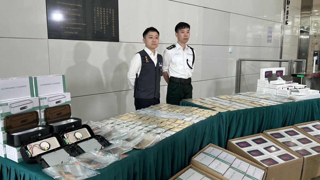 海關檢獲約168公斤懷疑黄金薄片及約285公斤懷疑白銀薄片，市值2.3億元。