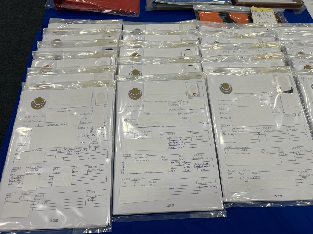 警方在公司內檢獲539份求職履歷，相信他們為曾經求職的潛在受害人。