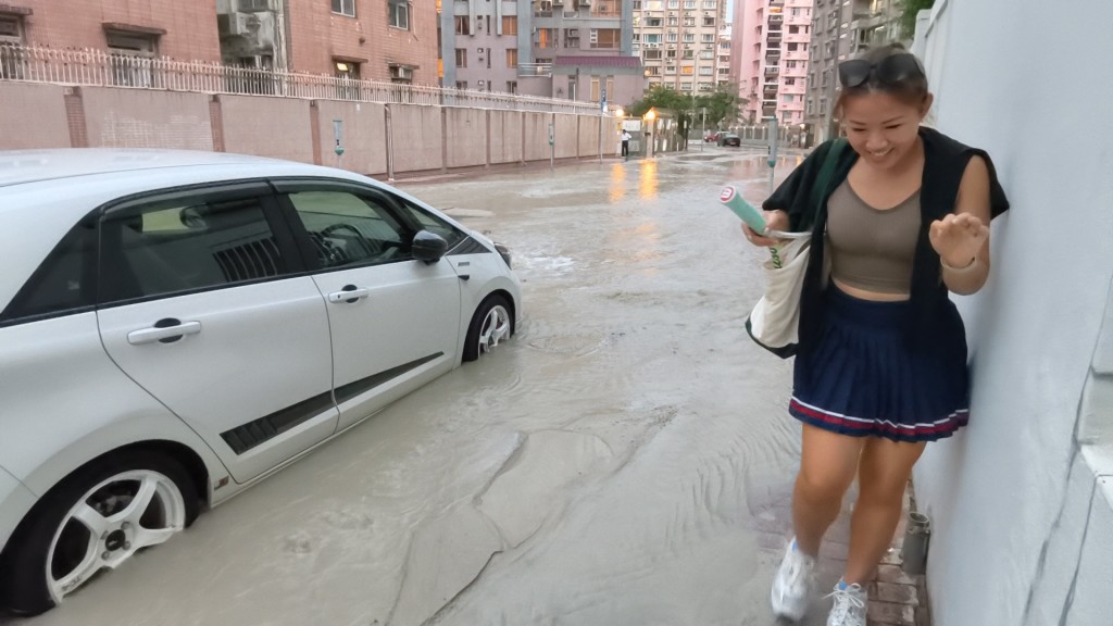市民需涉水而行。黃文威攝 市民需涉水而行。黃文威攝