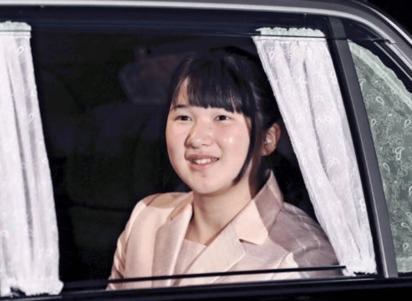 自2021年成年皇族亮相以来,爱子的聪明、友善、幽默与关怀民众的形象,使其民间支持度逐年上升,不少日本人认为由她继承皇位“顺理成章”。法新社 自2021年成年皇族亮相以来,爱子的聪明、友善、幽默与关怀民众的形象,使其民间支持度逐年上升,不少日本人认为由她继承皇位“顺理成章”。法新社