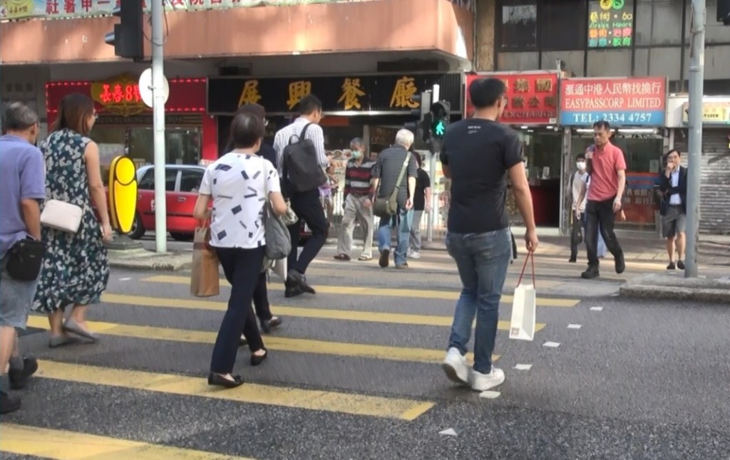 按指示使用行人過路燈,亦可大大減低捲入交通意外的機會。 按指示使用行人過路燈,亦可大大減低捲入交通意外的機會。
