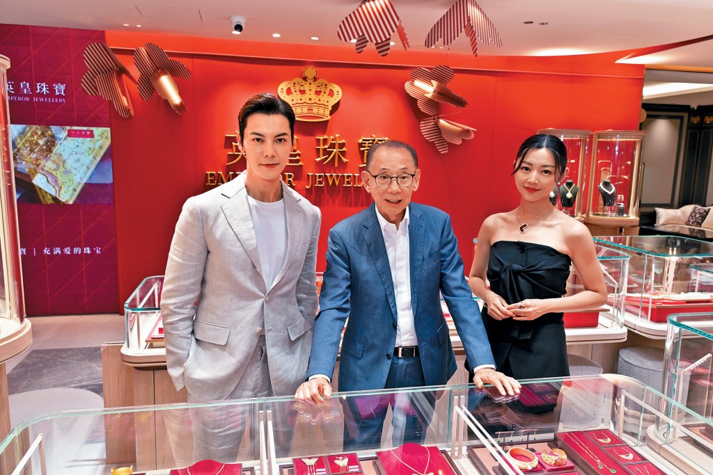英皇集團主席楊受成與William及Michelle一同合照。