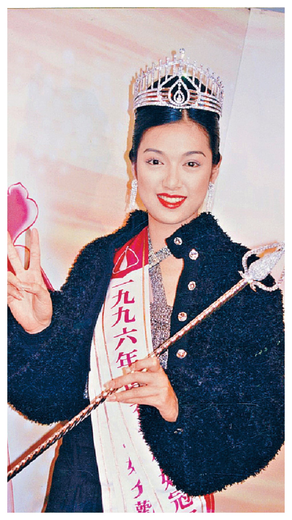 第5位：李珊珊 李珊珊是1996年度香港小姐冠軍，亦是1997年度國際華裔小姐競選亞軍，曾經演出多部電視劇，包括《烈火雄心》、《鑑證實錄》等，不過2004年後她便淡出娛樂圈，其後她指自己於2017年患驚恐症，逐步康復，現時深居簡出。 