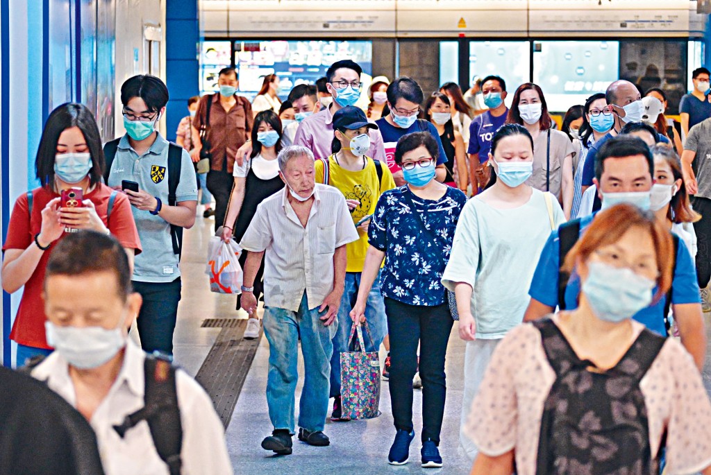 市民在室內公眾地方、公共交通總站、轉乘處須戴口罩，違者可罰五千元。　