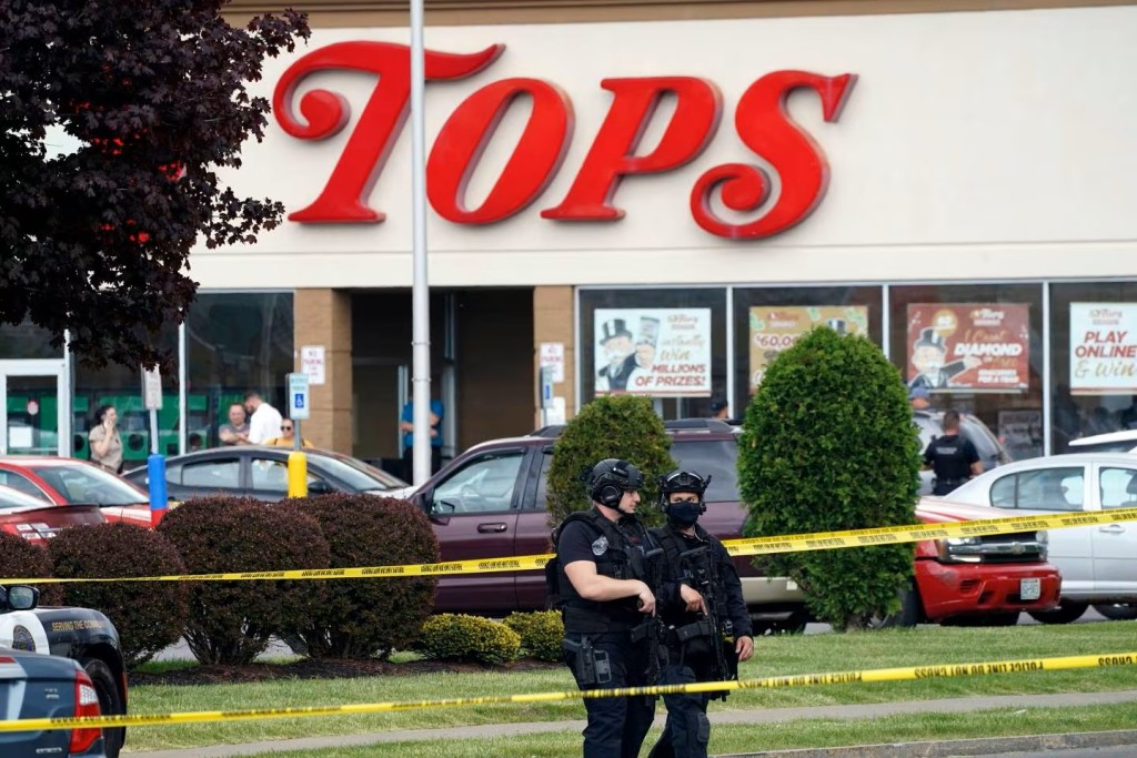 水牛城超市槍擊案造成10名黑人死亡。美聯社