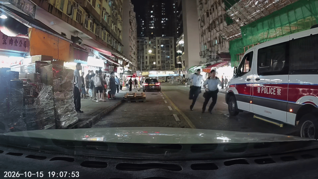 警員跑回警車繼續追截。FB:車Cam L(香港群組) 警員跑回警車繼續追截。FB:車Cam L(香港群組)