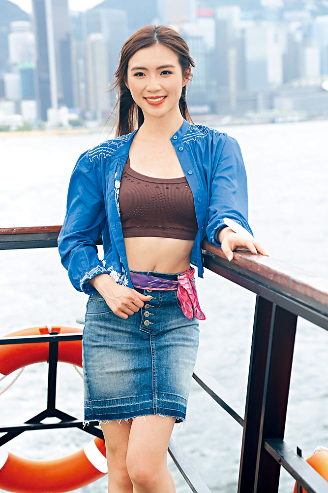 梁凱晴一身bra top襯牛仔褲打扮,充滿夏日氣息。