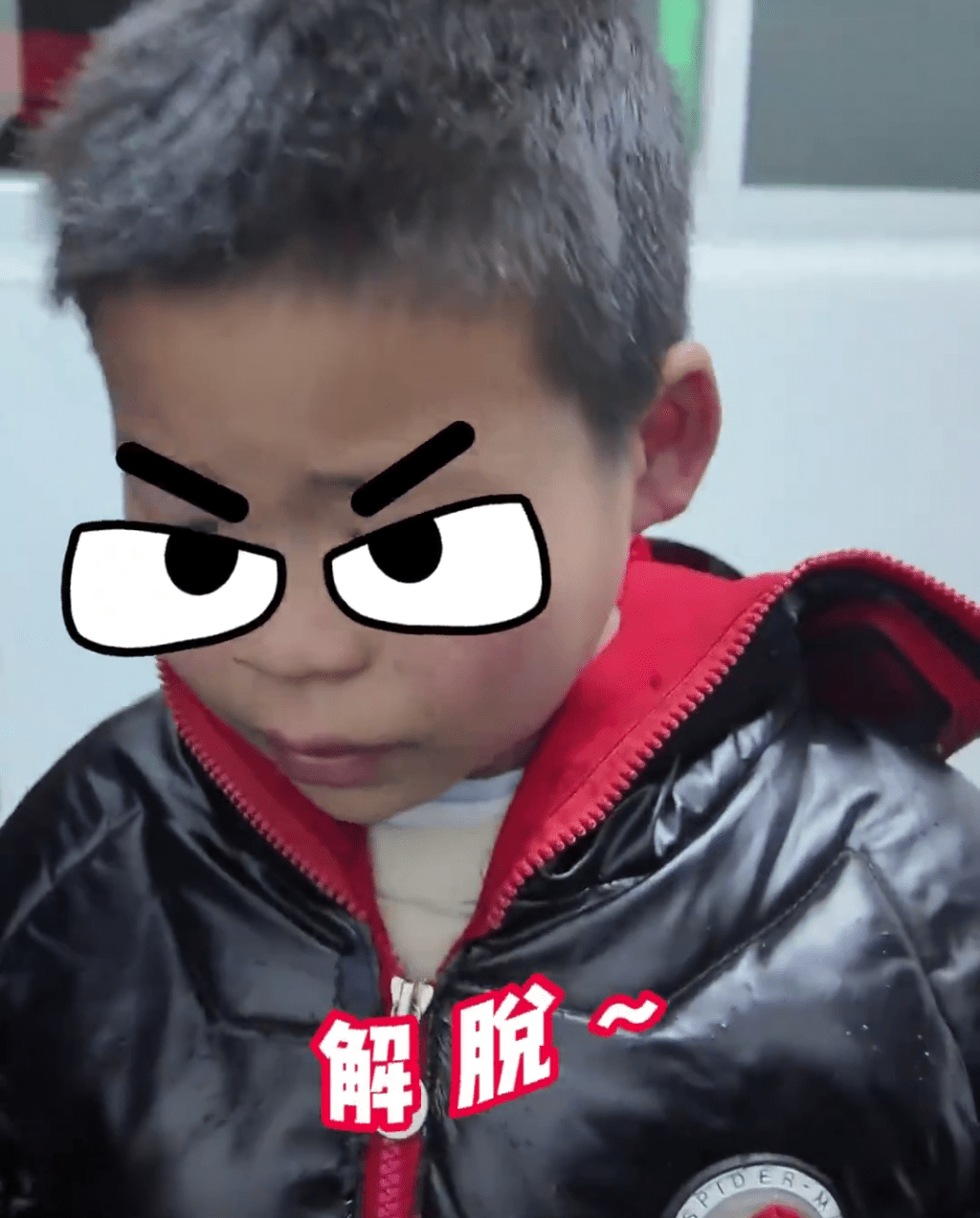 消防员忍笑一钳“解锁”。