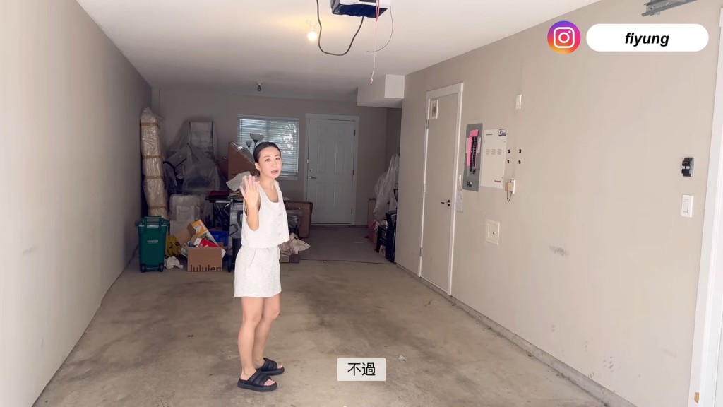 容羨媛介紹車房，見到足以停泊兩部私家車。