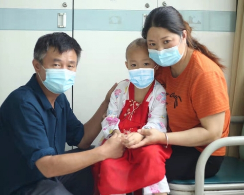 5岁幼女患白血病，无助的母亲向公众求助。