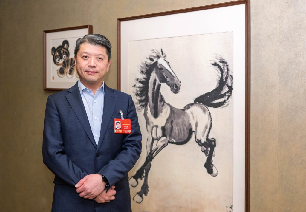 澳门全国人大代表、澳门立法会议员何敬麟在北京接受《星岛》专访。
