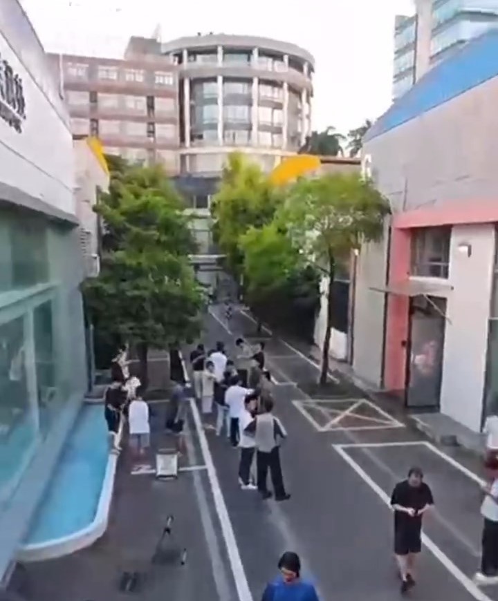 網傳民眾跑到戶外避災的情況。 網傳民眾跑到戶外避災的情況。