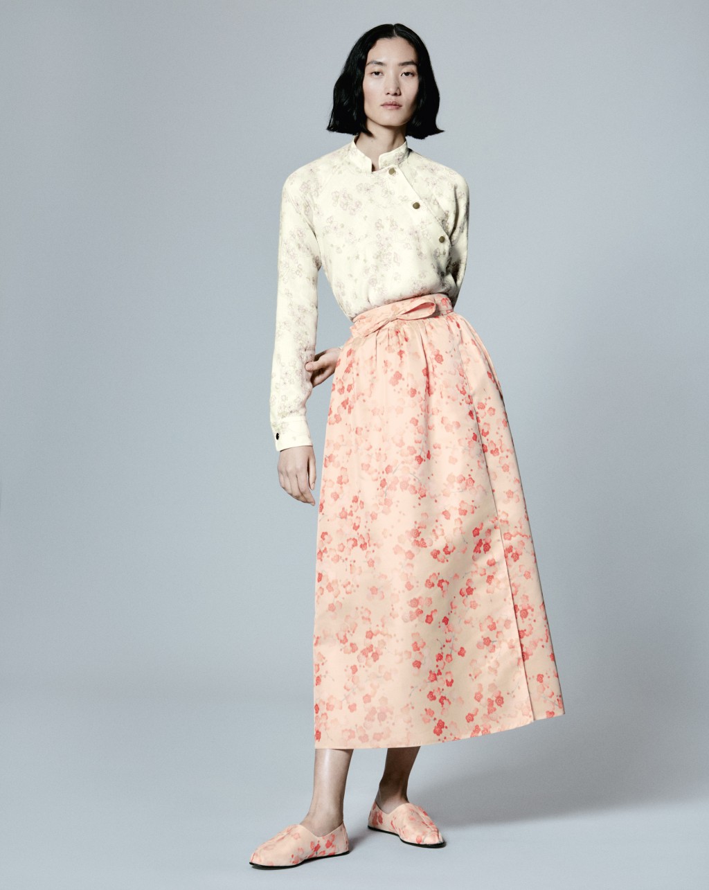 Loro Piana春夏系列中的提花真絲半截裙，宛如櫻花盛開的淡雅印花，精緻清新，亦滲有系列主題的日本色彩。