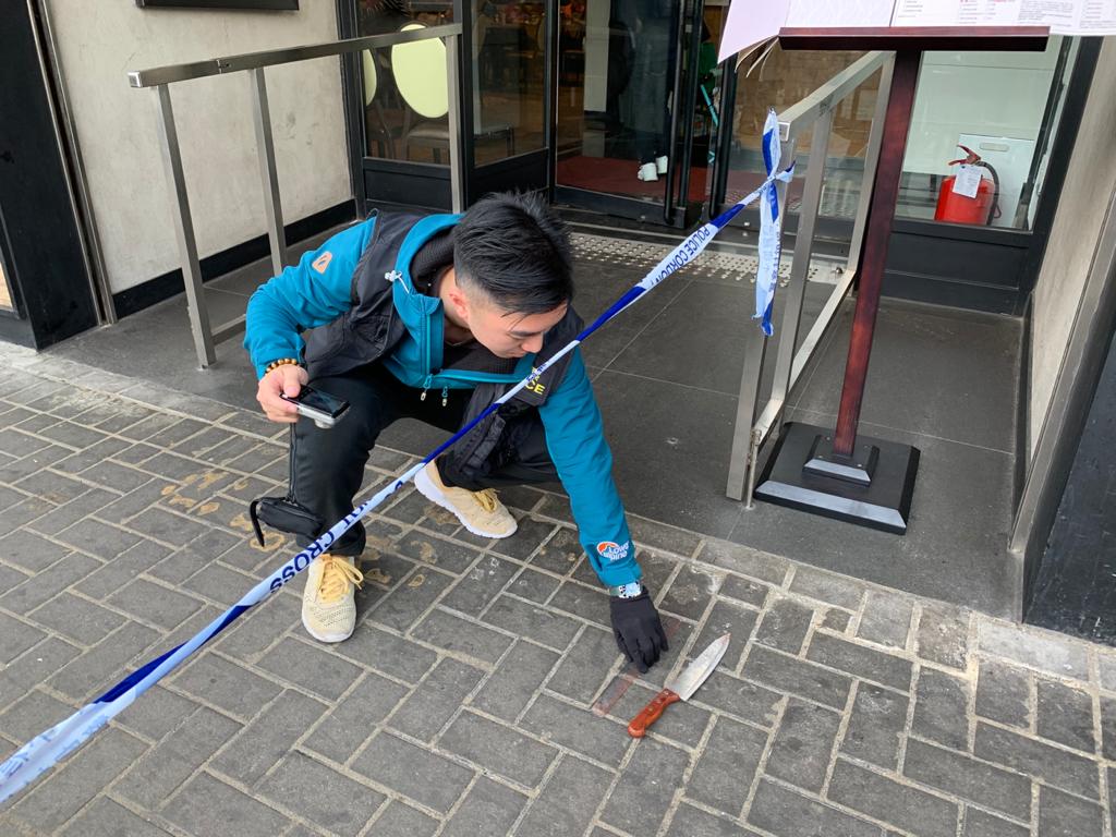 現場遺下一把刀。 梁國峰攝