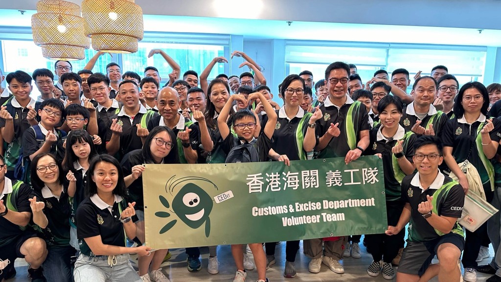 海關義工隊參加由義務工作發展局(AVS)及社福機構舉辦的長者探訪活動,為長者送溫暖。海關FB圖片