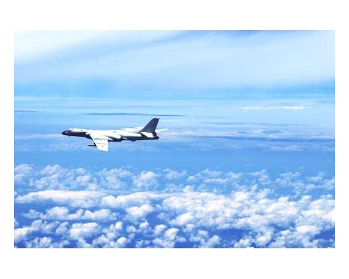 中國空軍轟-6K戰機開展海上方向實戰化軍事訓練。新華社