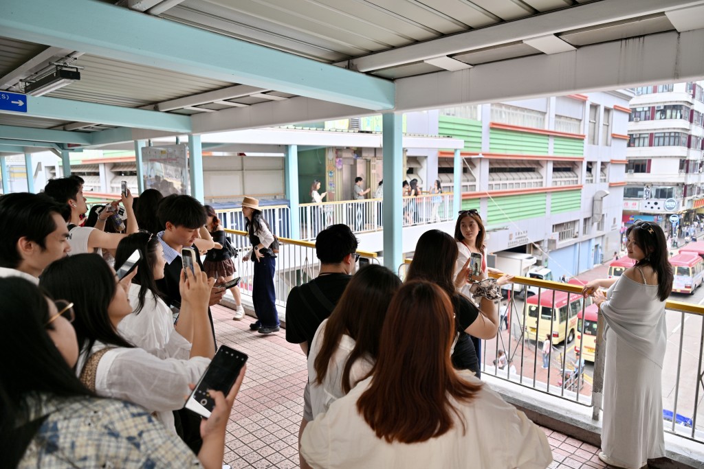 大批旅客在旺角天橋拍照打卡。 大批旅客在旺角天橋拍照打卡。