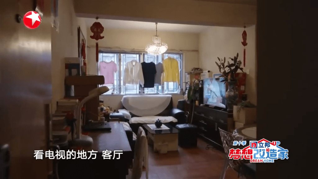 郑先生的家有约516尺(48平方米)，和很多香港家庭一样面对著地方狭小，杂物多的问题。（《梦想改造家》节目截图）