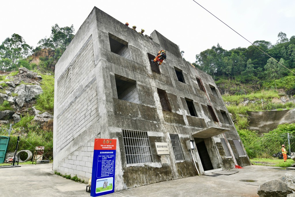 「城巿建築高空繩索救援」模擬一層高層建築因地震而傾斜，樓內有多人被困。盧江球攝