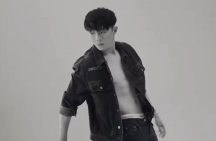 不過網上只有約10多秒的廣告片,Ian全程穿上牛仔褸。