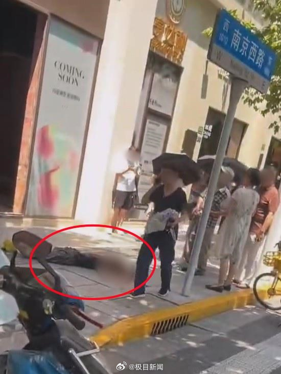上海有路人被店舖的玻璃窗壓死。極目新聞