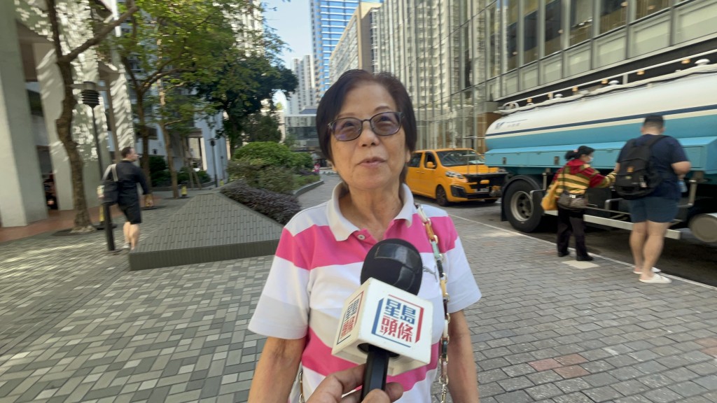 元宮閣居民陳太表示,昨晚9時許開始發現食水有問題。楊偉亨攝 元宮閣居民陳太表示,昨晚9時許開始發現食水有問題。楊偉亨攝