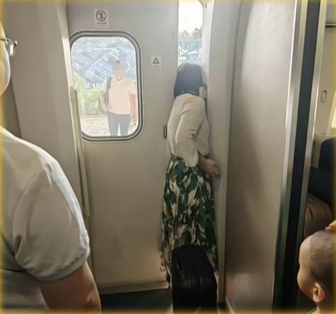 女乘客被高鐵車門夾著半身，幸車站職員及時救援。搜狐新聞