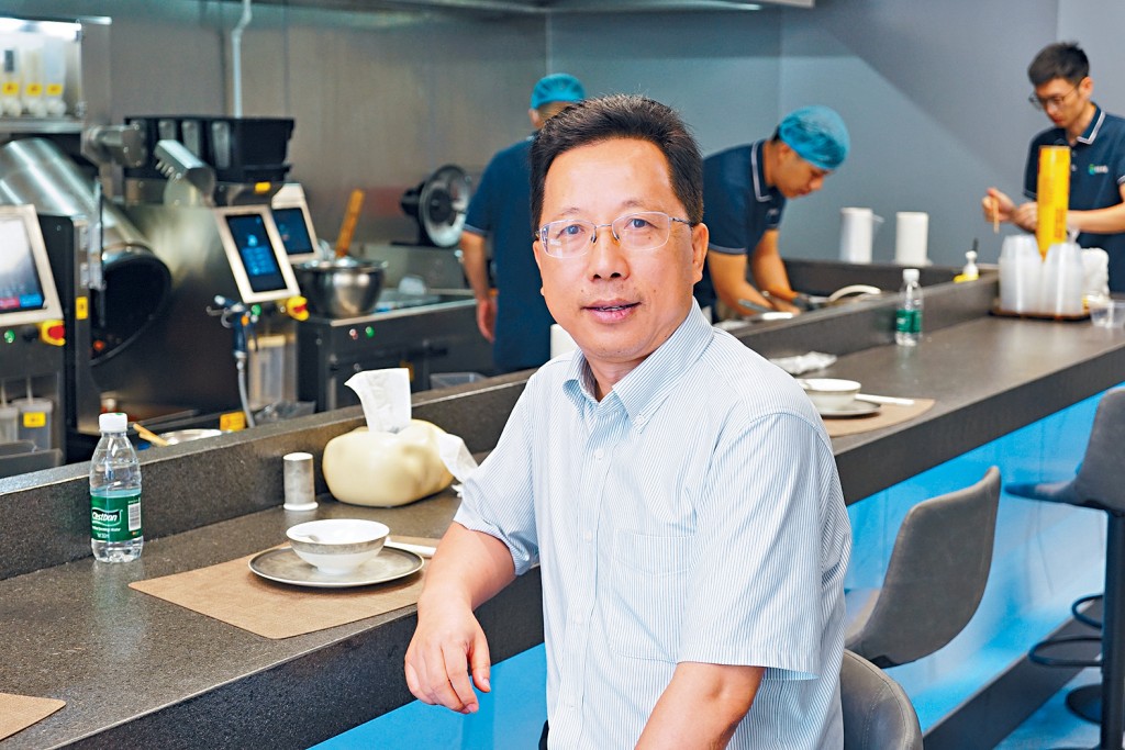 耿凱平表示,機械人在餐廳應用越來越普遍,不但大幅減低人力及時間成本,更可減少排污。