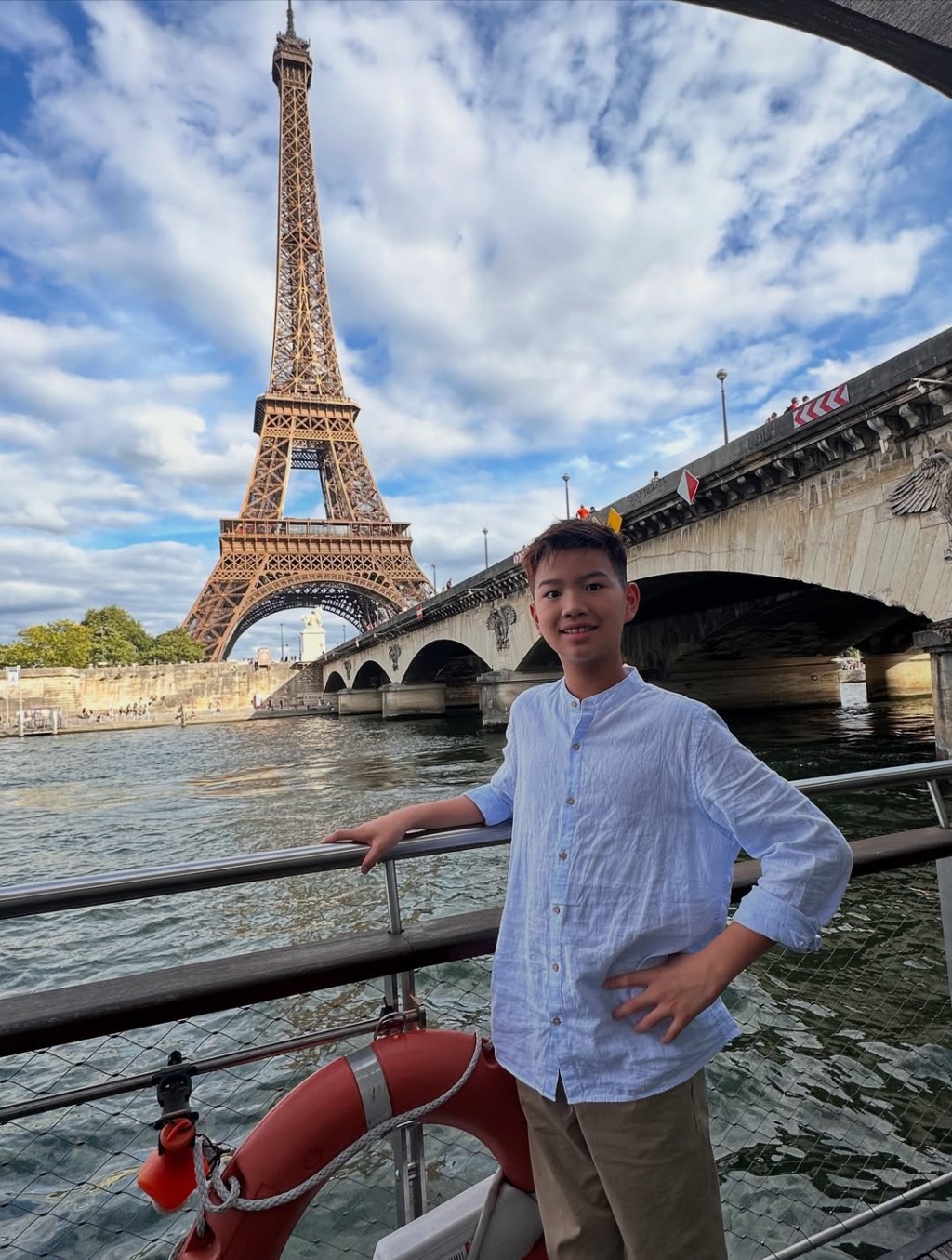 曹敏莉的兒子影了不少相。