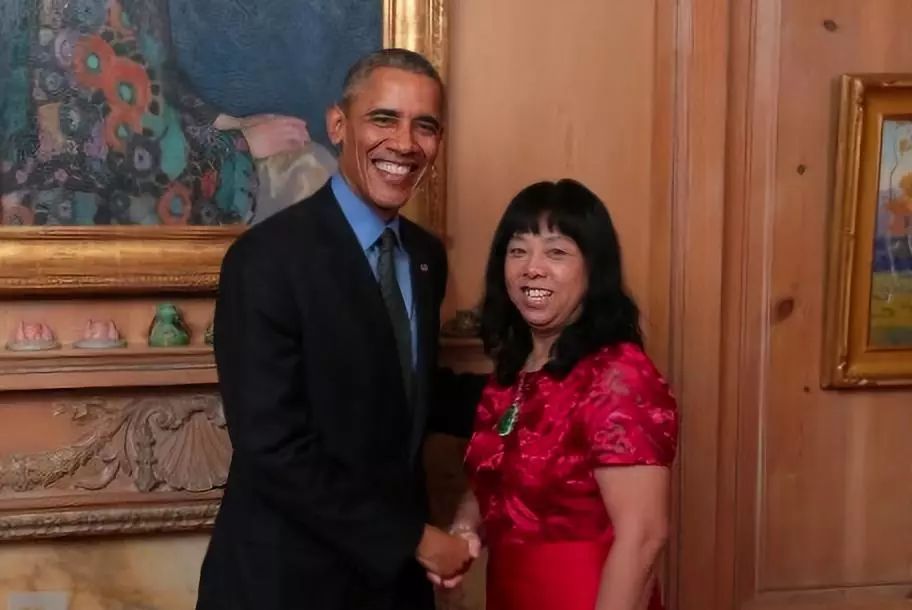 吴偑慈曾发图炫耀家婆崔丽杰（右）与美国总统奥巴马见面。 
