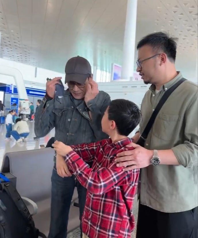 早前也有網民在北京機場遇上梁家輝。