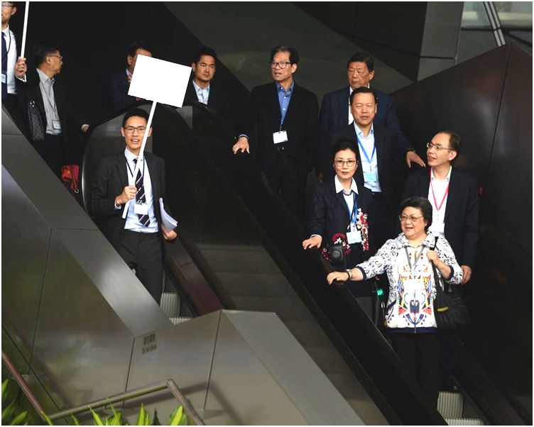 代表團早上參觀了深圳改革開放展覽館