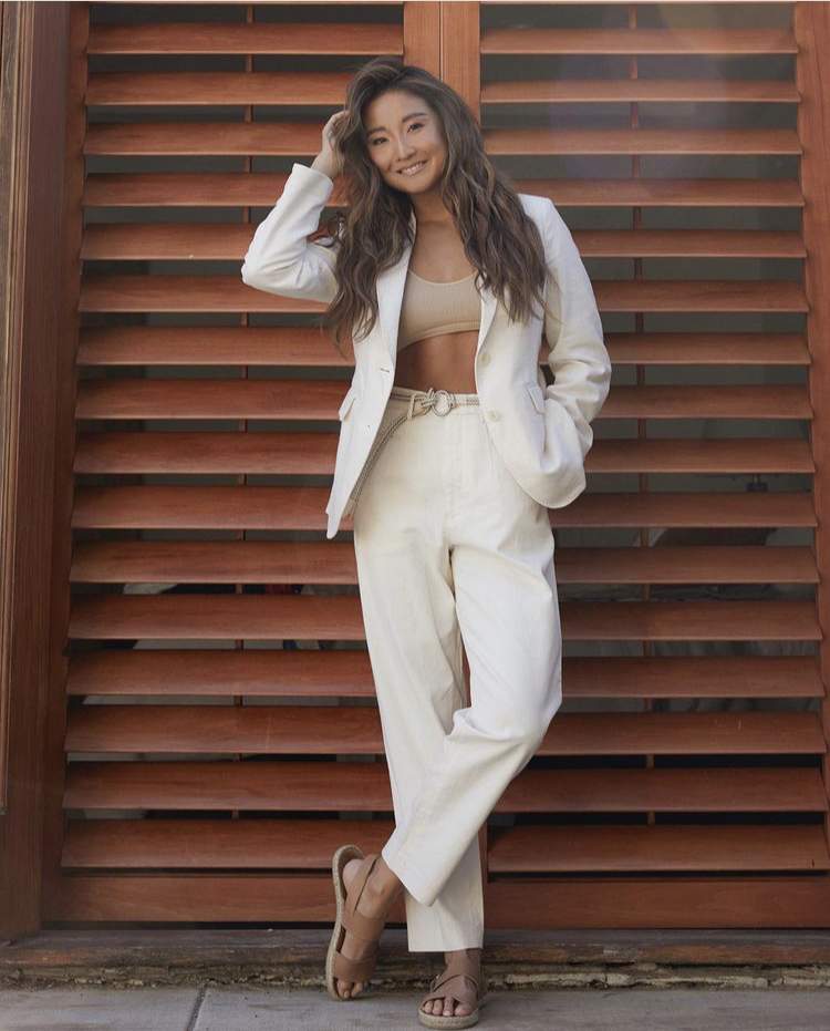 《Emily in Paris》女角之一的Ashely Park以剛柔兼備的西裝造型，配搭平底搭帶涼鞋，添注幹練韻味。（圖片來源Ashley Park Instagram）