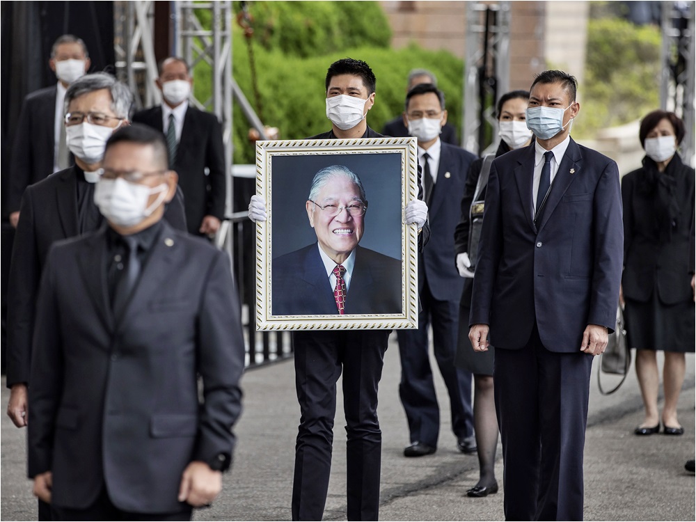 家屬手持李登輝遺照步向陵墓。AP圖片