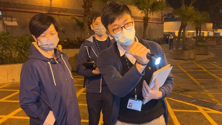 何永賢早前到筲箕灣利東鄒視察滅鼠工作。何永賢facebook影片截圖