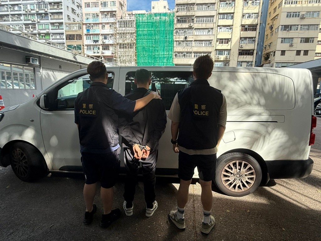 警方在行動中共拘捕8名男女。警方圖片 警方在行動中共拘捕8名男女。警方圖片