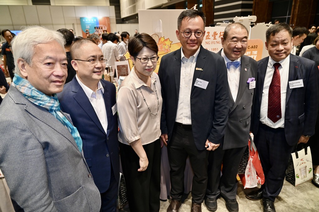 餐饮联业协会会长黄家和(左)等业界人士出席美食博览预展。