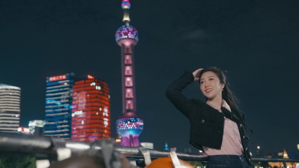 何依婷火力全開,玩盡兼歎盡上海。 何依婷火力全開,玩盡兼歎盡上海。