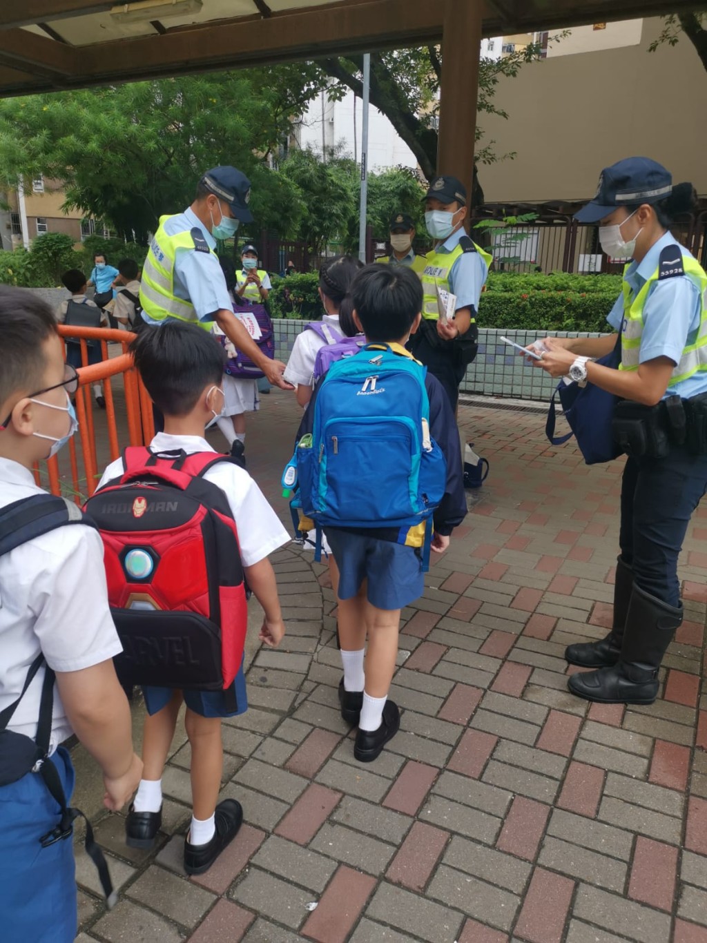 警方向學童派發宣傳單張。警方提供圖片