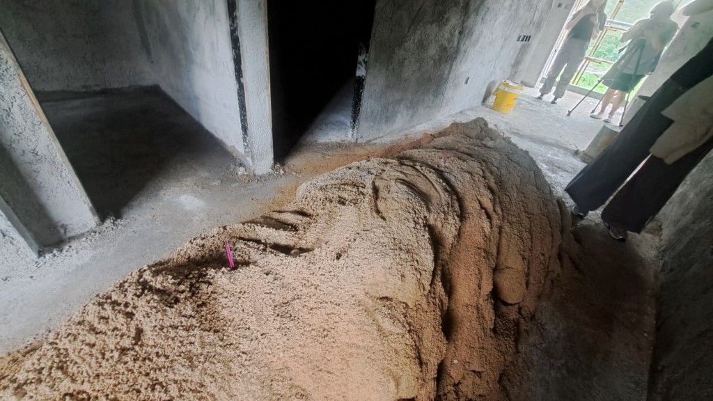 工友在肇事村屋焚香悼念死者。 工友在肇事村屋焚香悼念死者。
