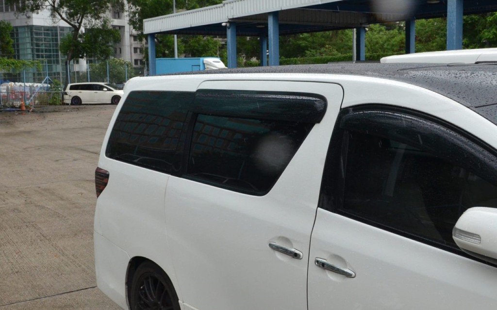 被扣查的三輛中港白牌車。林思明攝