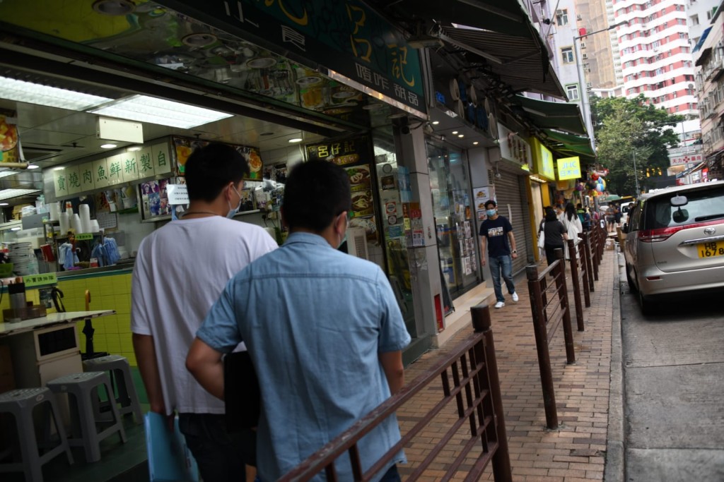 兩名探員到筲箕灣東大街進行調查。