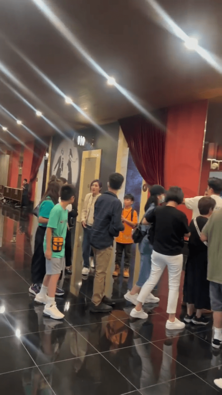 未料杨千嬅离场时在门外被粉丝捕获。