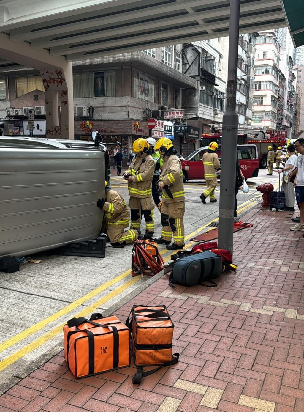 消防到场将被困司机救出。fb：香港突发事故报料区